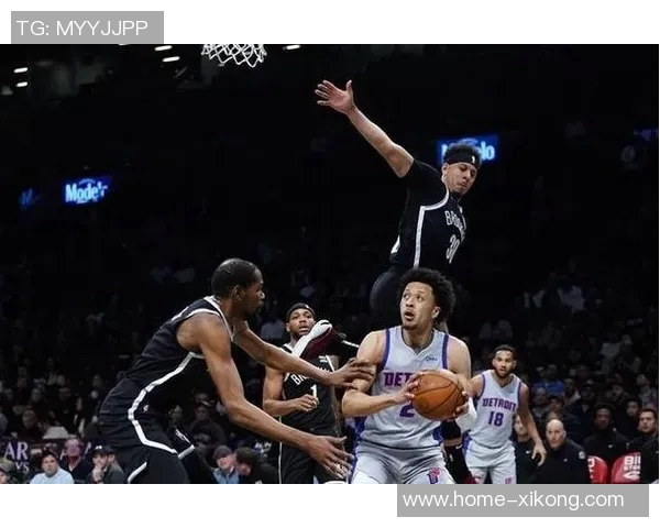 克拉克斯顿半场表现惊艳7中5贡献11分8板5助正负值高达22