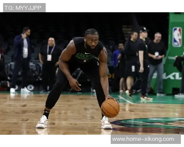 明日凯尔特人迎战雄鹿杰伦布朗伤愈复出助力球队争胜